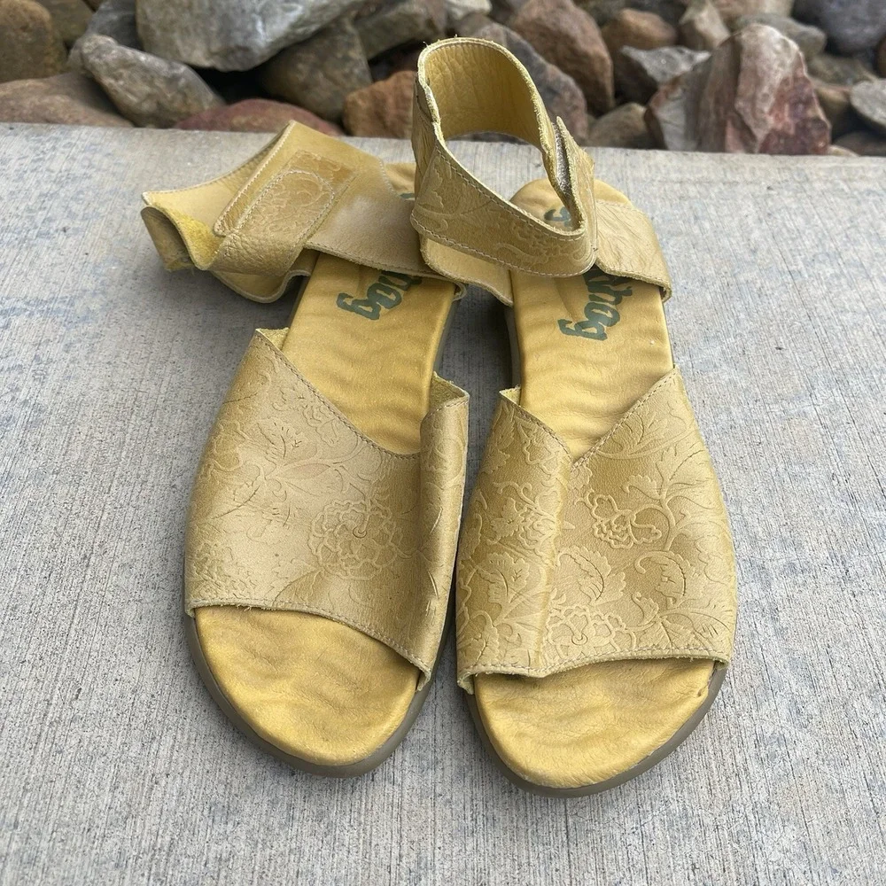 Groundhog Aken Leather Floral Embossed Sandals Ankle Strap Size 39 US 8.5 Yellow